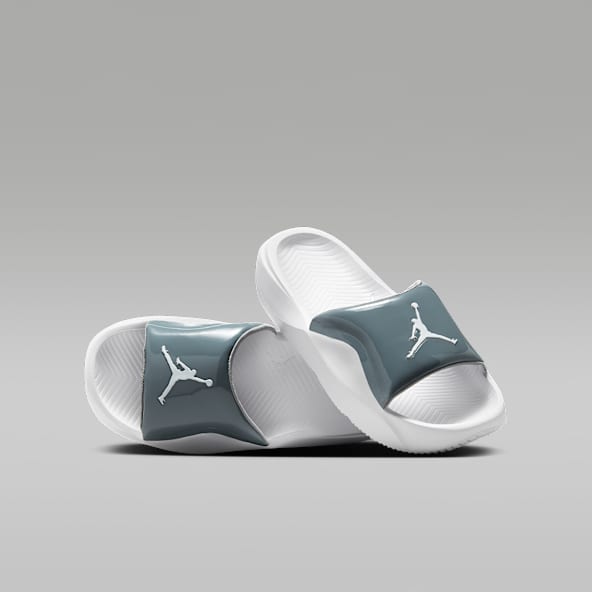Boys jordan flip flops discount